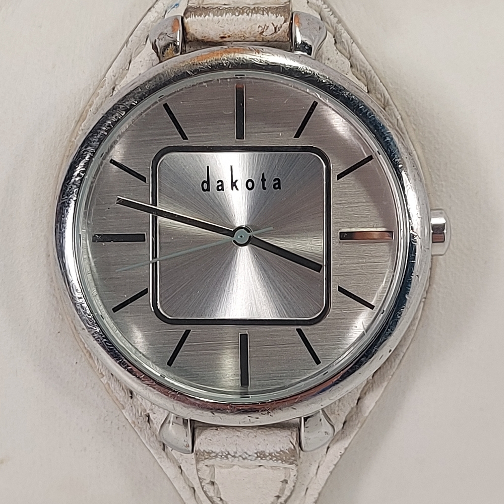 Dakota Distressed Silver Tone White Leather Ladies Unisex Watch, New Battery